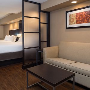 Suite Mobility or hearing accessible